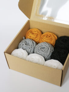 Zestaw włóczek do punch needle – kompozycja: Złamana biel / Szarości / Musztarda