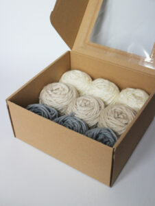 Zestaw włóczek do punch needle – kompozycja: Złamana biel / Beż / Szary niebieski